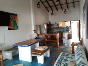 索里托斯Los Pinos de Zorritos Condominio的一间带桌子的客厅和一间厨房