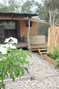 BouloupariLa Case, un espace qui invite à l'essentiel !的花园设有浴缸。
