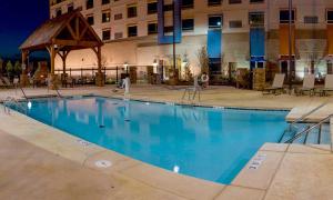 劳顿Apache Casino Hotel的大楼前的大型游泳池