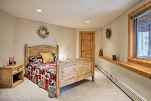 埃斯蒂斯帕克Fall River Hideaway in Estes - 3 Mi to Natl Park!的一间卧室设有一张木床和一个窗户。