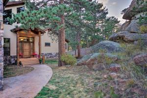 埃斯蒂斯帕克Fall River Hideaway in Estes - 3 Mi to Natl Park!的通往前门的带走道的房子