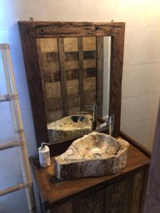 坎古Melati Bali 2的浴室水槽和木桌上的镜子