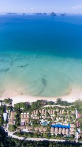 塔可克海滩Tup Kaek Sunset Beach Resort-SHA Plus的海滩上的度假村的空中景致