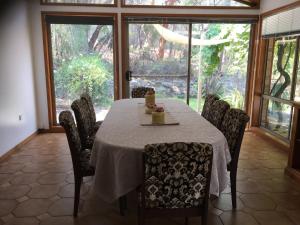 SomersbyFarm guests house的一间带桌椅和窗户的用餐室