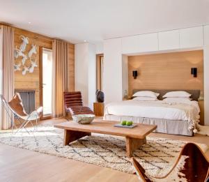 大博尔南沙丽特拉维格根埃特Spa酒店的卧室配有一张床和一张桌子及椅子