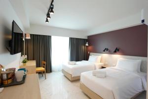 莱卡邦Port Canary Airport Hotel的一间酒店客房,设有两张床和电视