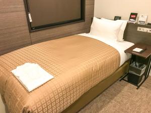 Hotel Livemax Toyama客房内的一张或多张床位