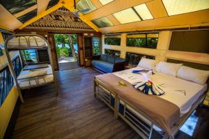 Drawaqa IslandBarefoot Manta Island Resort的一间卧室配有一张床和一个沙发