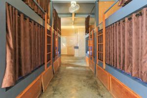 珀尼达岛Hostel Bukit Sangcure的学校走廊上,墙壁上用橙色和蓝色装饰