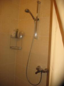 克拉斯拉瓦格里耶姆基旅舍的浴室内配有淋浴和头顶淋浴