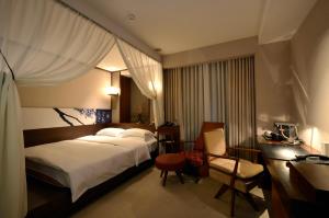 台北台北商旅-庆城馆的配有一张床和一张书桌的酒店客房