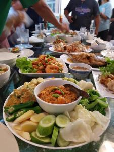 梭桃邑โรงแรมประทับใจ的一张满是不同种类食物的桌子