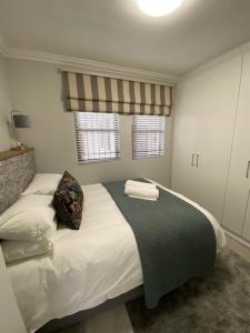 斯泰伦博斯Lemon Rind - 205 Oude Hoek的一间卧室配有一张带两个枕头的床