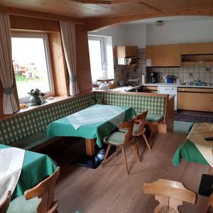 坦海姆Selbstversorger Unterkunft ZOLLER Sommerbergbahn inklusive的一间厨房,里面配有桌椅
