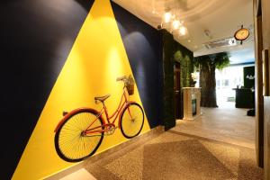 梳邦再也USJ-21艺术酒店的走廊上黄色墙上的自行车