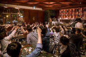 台中市Getcha Hostel的一群人把眼镜放在酒吧里