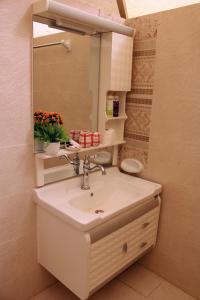 ḨawīyahSafari Dunes Camp的一间带水槽和镜子的浴室