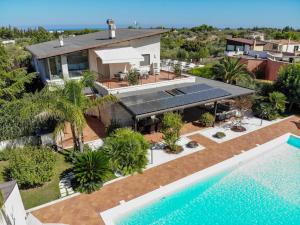 特拉尼B&B Valleluna的享有带游泳池的房屋的空中景致