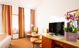 萨图马雷Hotel Dana 2的酒店的客房配备了书桌和平面电视