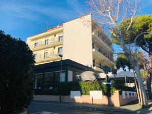 里乔内Hotel Garisenda B&B - in Centro a Riccione -的街道边的白色大建筑