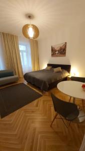 维也纳Angelika Apartments的一间卧室配有一张床和一张桌子