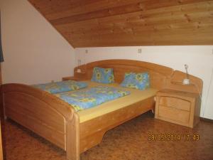 拉赫塔尔Ferienwohnung A 55 m2的卧室内的一张带蓝色枕头的木床