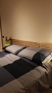 比耶拉Ca di Biella的卧室内两张并排的床