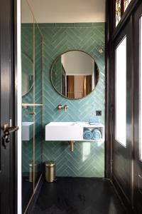 GoirleStella Suites Boutique Hotel的一间带水槽和镜子的浴室
