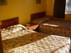 Kenova好莱坞汽车旅馆的酒店客房设有两张床和窗户。