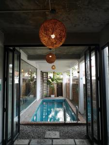 马六甲OKW布里克豪斯斯托里旅馆的房屋中间的游泳池