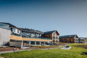 索斯诺夫卡Lake Hill Karkonosze Resort & Spa的享有校园建筑的景色