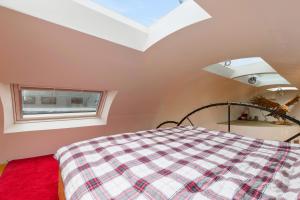 阿姆斯特丹B&B Houseboat Amsterdam的一间卧室配有一张床和天窗