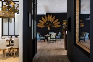 里尔拉布雷沃雅格酒店 - BW普瑞米尔连锁 - 里尔的一间带镜子和椅子的用餐室