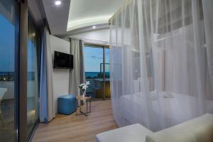贝尔迪比Dosinia Luxury Resort-Ultra All Inclusive的酒店客房设有一张床和一个大窗户
