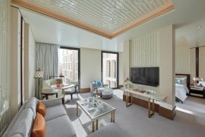 多哈Mandarin Oriental, Doha的客厅配有沙发和电视。