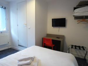 圣阿韦尔坦费桑酒店的客房设有床、书桌和电视。
