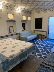斋浦尔Jaipur Haveli的一间卧室配有一张床和镜子