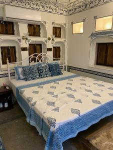 Jaipur Haveli客房内的一张或多张床位