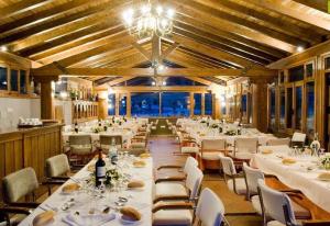 帕萨若帕萨龙乡村酒店的一间设有白色桌椅的大型用餐室