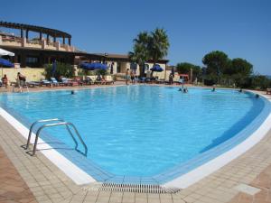 维拉普特祖Villa Laura的度假村内一个蓝色的大泳池