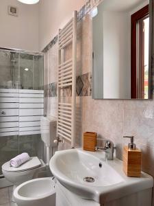 AgiraTalìa B & B的白色的浴室设有水槽和卫生间。