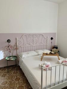 AgiraTalìa B & B的卧室配有白色的床和边桌