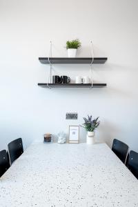 伦敦HSA - Shoreditch的一间会议室,配有桌椅和植物