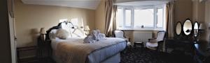大雅茅斯盖博艾恩德酒店的一间卧室设有一张床、一个窗口和一面镜子