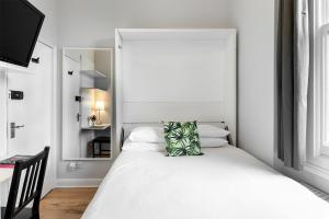 伦敦HSA - Shoreditch的卧室配有白色的床和枕头
