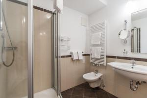 加伊斯Hotel Innerhofer的一间带水槽、卫生间和淋浴的浴室