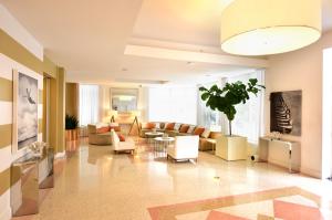 迈阿密海滩佩斯塔纳南滩酒店的客厅配有沙发和桌子