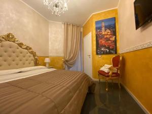 维罗纳伊丽莎白住宿旅馆的一间卧室配有一张床和一个吊灯