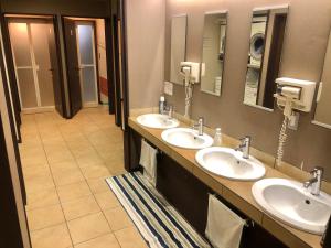 京都ゲストハウス栞庵的浴室设有3个水槽和2面镜子