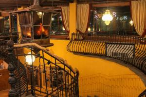 塞斯特雷Grand Hotel Sestriere的一群长椅,在一间黄色墙壁的房间